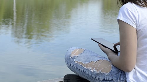 Mädchen benutzt digitales Tablet