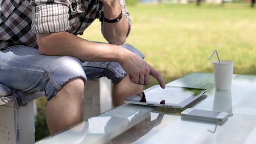 Nutzt digitales Tablet
