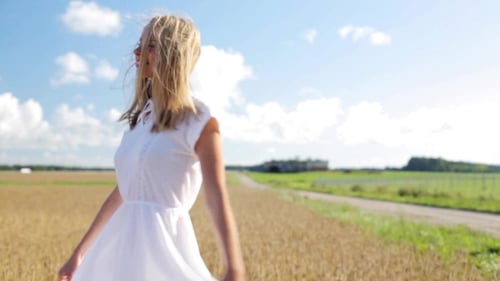 Jeune Femme Souriante En Robe Blanche Sur Champ De Céréales 47
