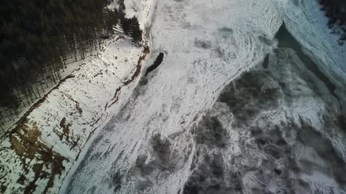 Ruhiger, gefrorener Fluss, der an kalten Wintertagen mit Eis bedeckt ist.