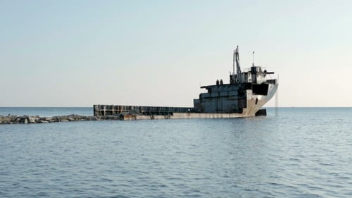 Das Schiff lief nach dem Sturm am Strand auf Grund und roste Schiff im Meer