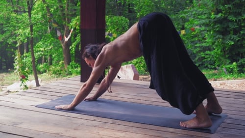 Yogi démontre la bonne exécution des Asanas.