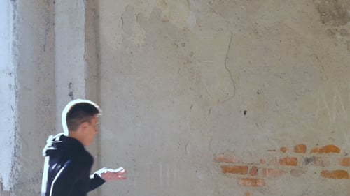Ein Free Runner Back lässt sich von einer Wand klappen