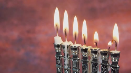 Antecedentes creativos de la festividad judía de Hanukkah con menorá. Vista desde arriba, concéntrese en.