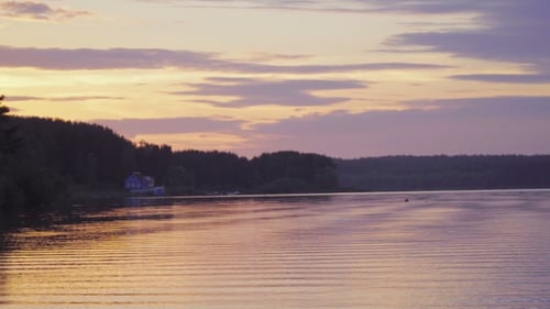 Sonnenuntergang auf dem Teich Kleine Wellen auf dem Hintergrund eines schönen Sonnenuntergangs.