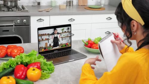 Un bloguero de comida en la pantalla del portátil le dice a una mujer que le enseña una videollamada en línea