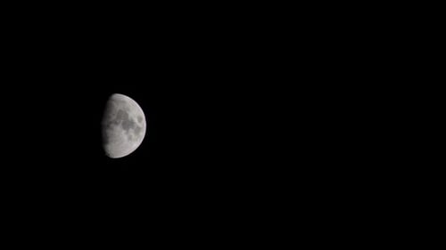 Media luna en el fondo oscuro de la noche