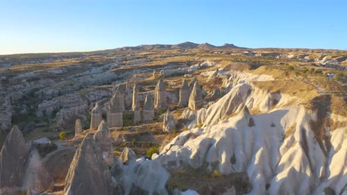 Vue aérienne : volcan, formation de cheminées de fées, parc national de Goreme, province de Nevsehir, Anatolie