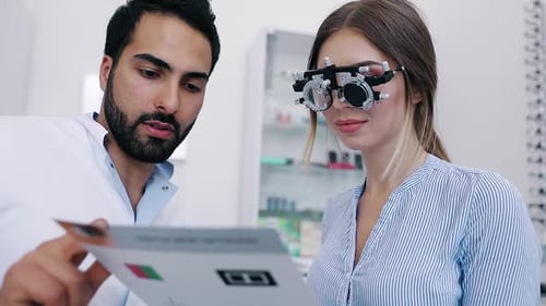 Klinik für
Augenheilkunde. Augenarzt testet Sehvermögen von Frauen