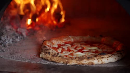 Pizza im Holzofen