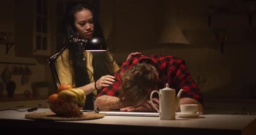Un homme endormi est réveillé par sa petite amie