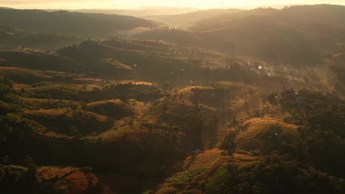 4K Luftaufnahme der Berglandschaft mit Morgennebel.