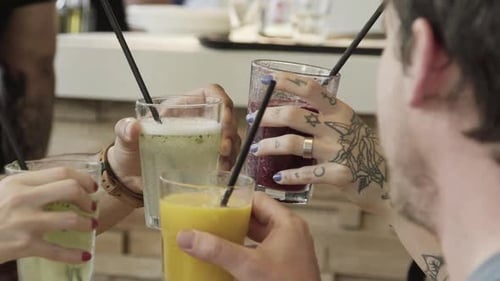Des amis qui font tinter des verres de jus