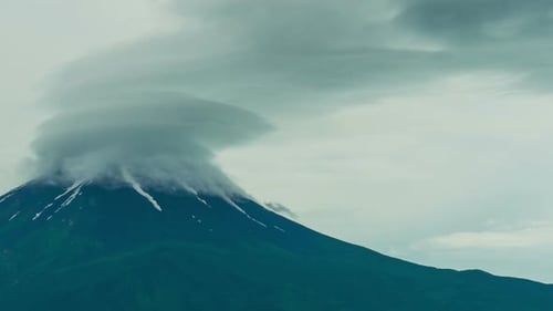 Berggipfel mit Gewitterwolken