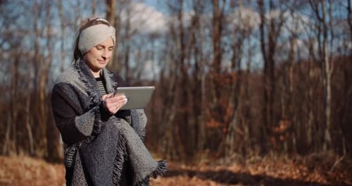 Mujer que usa una tableta digital al aire libre en un viaje