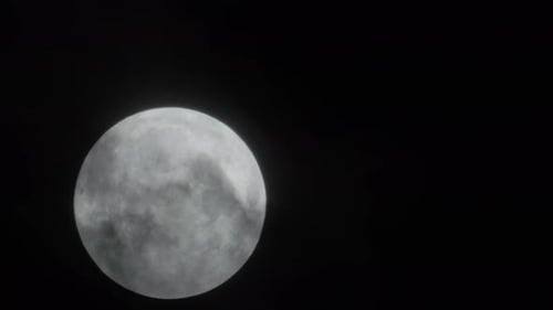 Vollmond geht hinter den Wolken auf