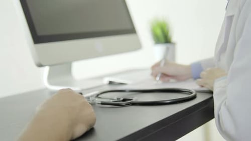 Arzt spricht mit Patient