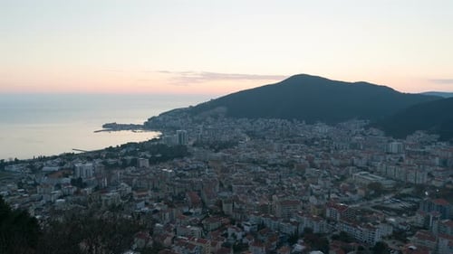 Vista a la ciudad de Budva: transición diurna a nocturna