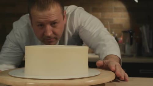 Male Pastry Chef Has Created a Cake Mold