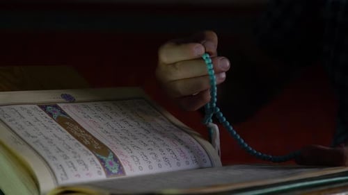 Muslime beten Rosenkranz