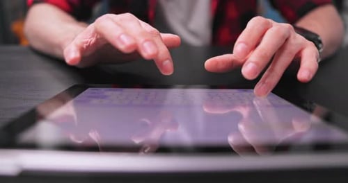 Nahaufnahme von Teenager-Händen, die auf der Tablet-Tastatur tippen