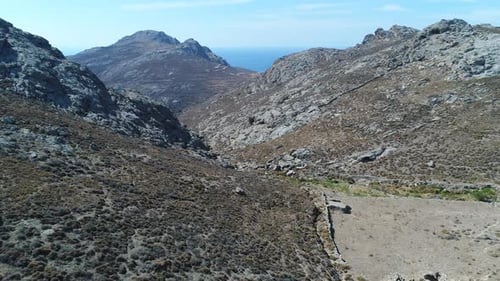 Village de Chora sur l'île de Serifos dans les Cyclades en Grèce vu du ciel