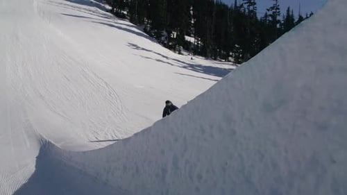 Ein junger Snowboarder springt in einem Geländepark.