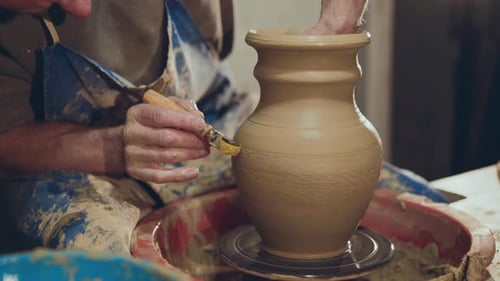 Das Töpfer-Making-Muster auf einer Tonvase mit Werkzeug dafür