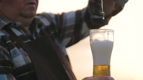 Ancianos guapos bebiendo cerveza