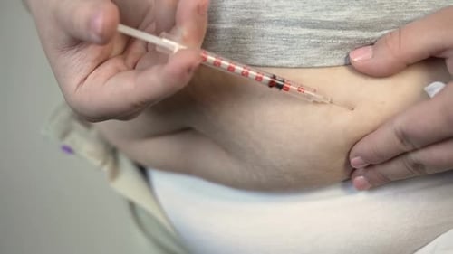 Korpulente Frau injiziert Impfstoff in den Magen, Diabetes und Gesundheitswesen