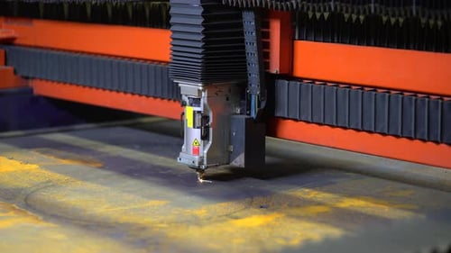 Schneiden von Metall mit industriellem Laser