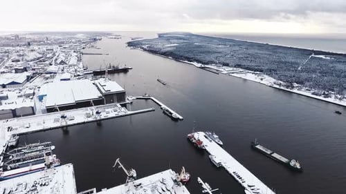 Luftaufnahmen des Seehafens im Winter