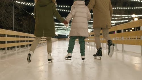 Gemeinsam Eislaufen mit der Familie im Freien