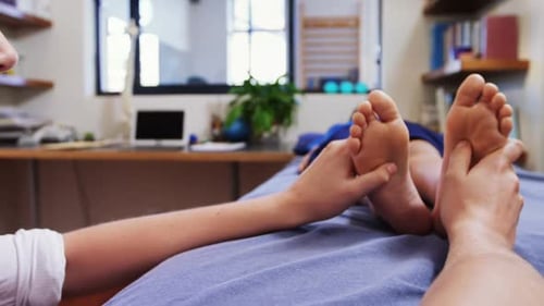 Physiotherapeut gibt dem Jungen Physiotherapie