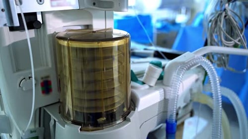 Moderne medizinische Ausrüstung im Operationssaal