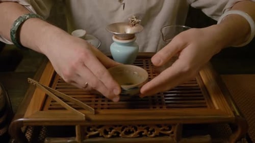 Tea Master bebiendo té