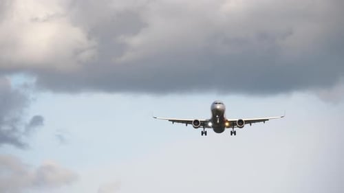 Jet-Flugzeug fliegt über Kopf