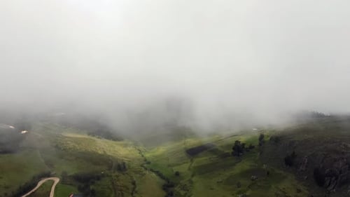 Nubes gruesas que cubren el verde paisaje andino en Cumbemayo, Cajamarca, Perú. Zumbido aéreo