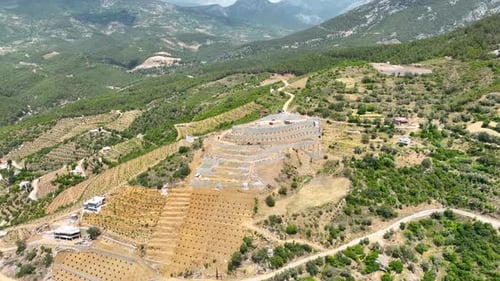 Los agricultores construyen un jardín de aguacates en las montañas vista aérea 4 K