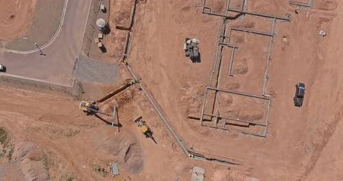 Vista aérea de una casa de nueva construcción del proceso de preparación de las obras