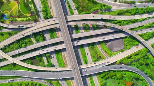 Superbe Drone à vue aérienne au-dessus du trafic autoroutier