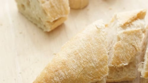 Baguette Französisches Brot auf Tisch kleinere Stücke schneidet 4K 2160p 30fps UltraHD kippbares Filmmaterial - Slow til