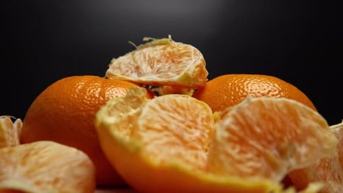 Saftige Mandarinenscheiben hautnah im Wechsel