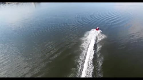 Wassermotorrad schwimmt auf dem Wide River. Spiegelung des Himmels