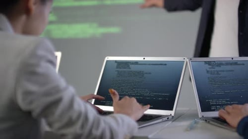 Junge Programmierer im IT-Unterricht