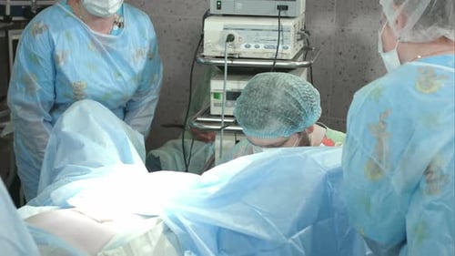 Ärzteteam führt Operation im Krankenhaus durch