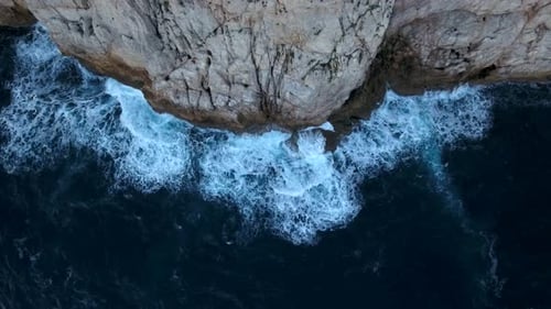 Olas chocando en el acantilado