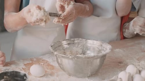 Nicht wiederzuerkennende Kinder beim Kneten von Teig
