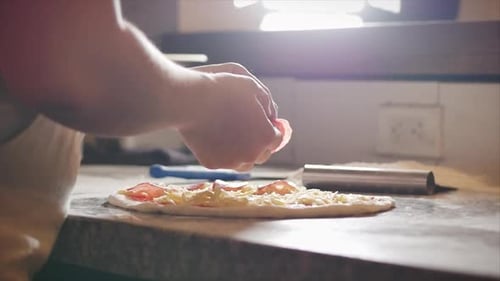 Echte Peperoni-Pizza, Kochmethode, der italienische Koch bereitet echte italienische Pizza zu, legt Wurst oder