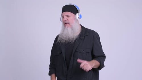 Homme Hipster Barbu Mature Danse Tout En Écoutant De La Musique